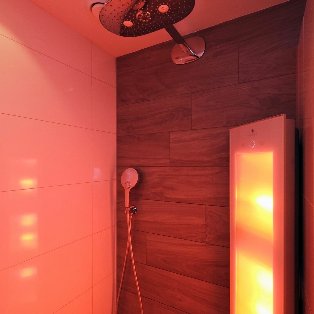 badkamer met houten en witte tegels, verwarming, handdouche en douchekop