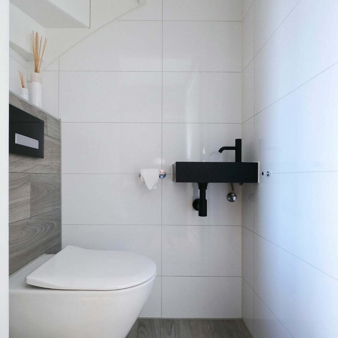 voorbeeld badkamer voor klant met zwarte eccenten, witte tegel, grijze accenten