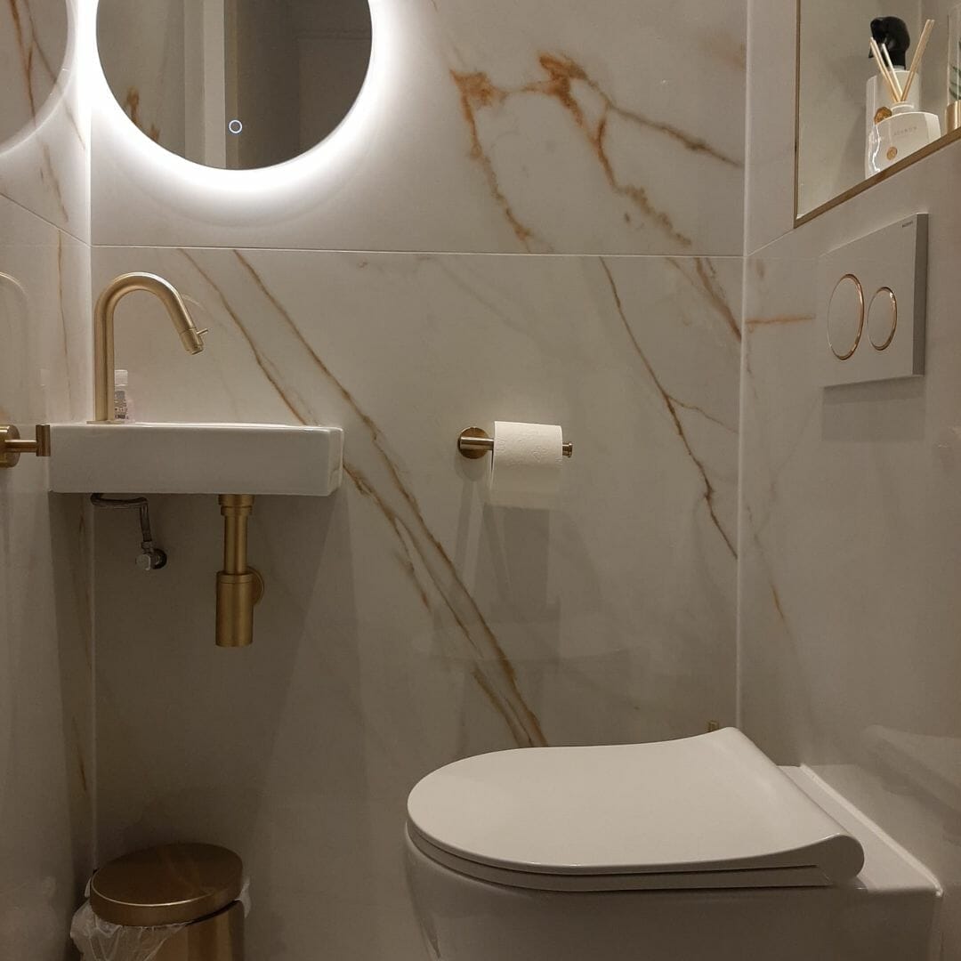 Klantvoorbeeld van modern toilet met messing afwerking, neutrale tinten