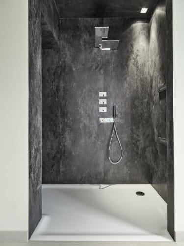 Douche-interieur van zwart marmer met een slimme douche
